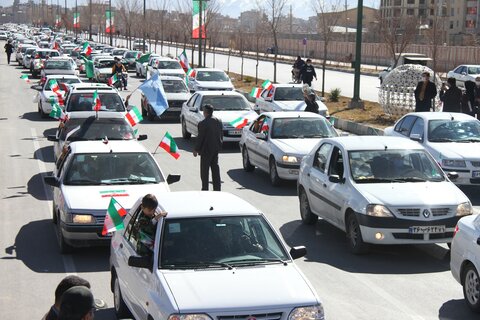 تصاویر/ راهپیمایی خودرویی یوم الله ۲۲ بهمن مردم شهرکرد