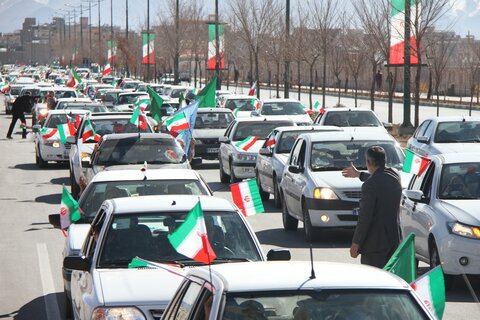 تصاویر/ راهپیمایی خودرویی یوم الله ۲۲ بهمن مردم شهرکرد