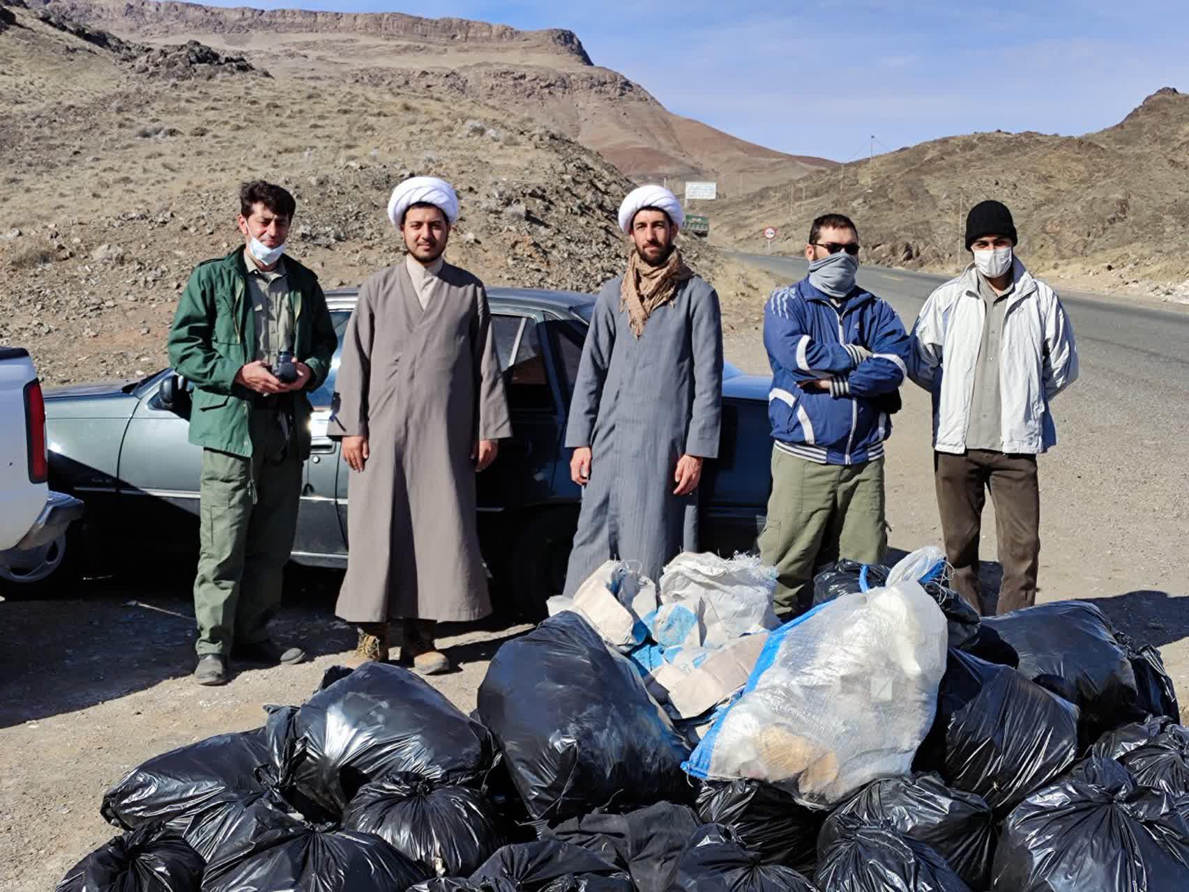 طلاب جهادی حاشیه جاده روستای ابرجس قم را پاکسازی کردند