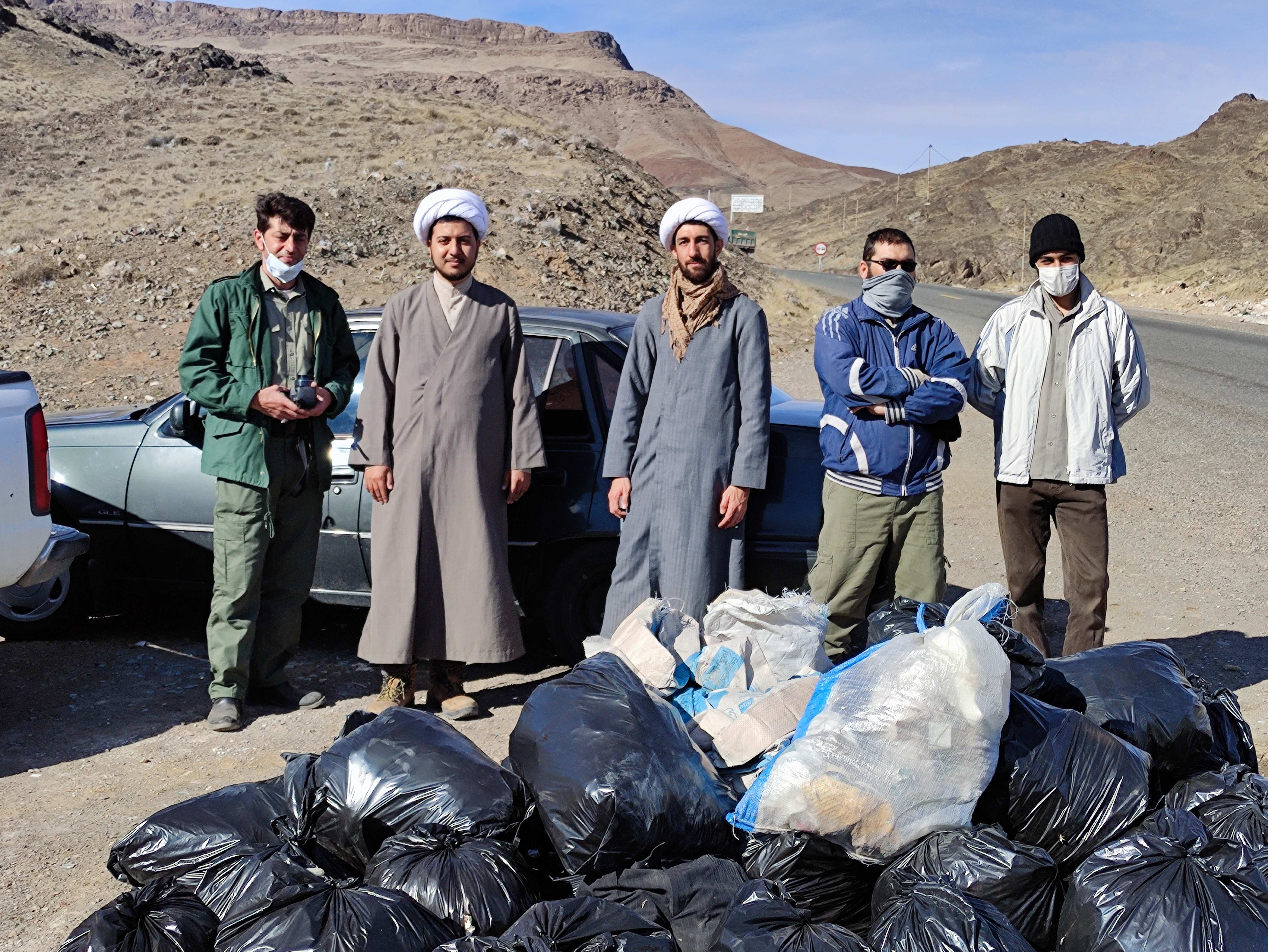 تصاویر/ پاکسازی حاشیه جاده روستای ابرجس توسط طلاب جهادی گروه کوهپیمایی حوزوی آفاق