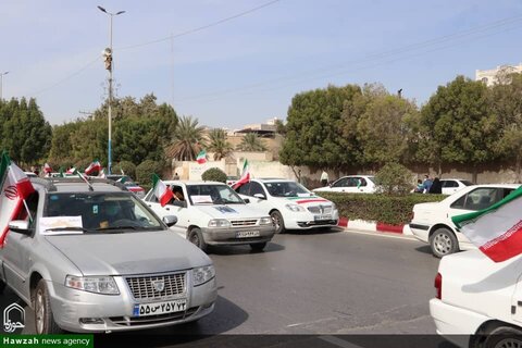 بالصور/ مسيرات بالسيارات والدراجات النارية في الذكرى الـ 42 للثورة الإسلامية في مختلف أرجاء إيران