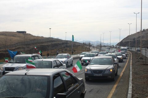 بالصور/ مسيرات بالسيارات والدراجات النارية في الذكرى الـ 42 للثورة الإسلامية في مختلف أرجاء إيران