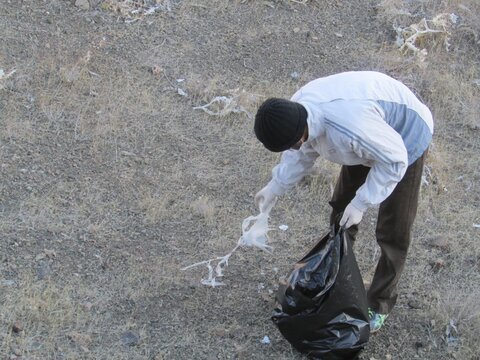 پاکسازی حاشیه جاده روستای ابرجس توسط طلاب جهادی گروه کوهپیمایی حوزوی آفاق