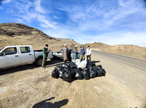 پاکسازی حاشیه جاده روستای ابرجس توسط طلاب جهادی گروه کوهپیمایی حوزوی آفاق