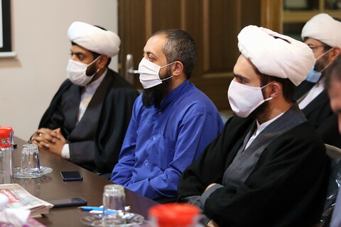 نشست جمعی از فعالان حوزوی فضای مجازی در مرکز رسانه و فضای مجازی حوزه‌های علمیه