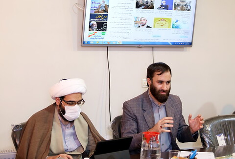نشست جمعی از فعالان حوزوی فضای مجازی در مرکز رسانه و فضای مجازی حوزه‌های علمیه
