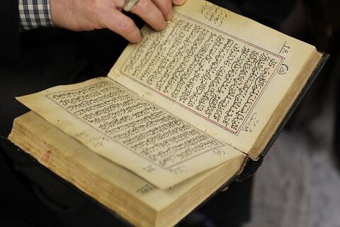 ایران کی پہلی لیتھو طباعت کا قرآنی نسخہ آستان قدس رضوی کی لائبریری کے لئے وقف