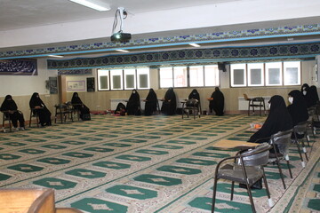 محور بصیرت افزایی در جامعه قرآن و روایات باشد