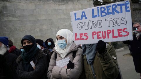 معترضین در پاریس خواستار لغو قانون  ضداسلامی در فرانسه