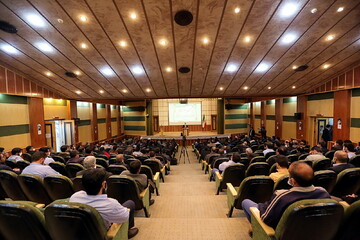 تصاویر/ نشست صمیمی کارکنان پشتیبانی حوزه‌های علمیه با آیت الله اعرافی