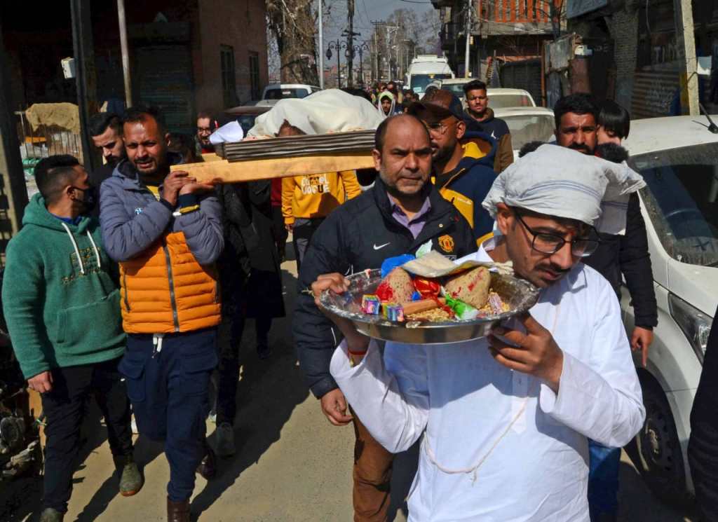 مسلمانان کشمیری به آداب سنتی تشییع  همسایه هندو کمک کردند