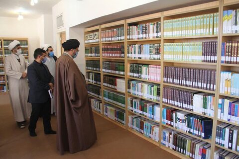 بالصور/ افتتاح مكتبة الشيخ المفيد للعلوم الحوزوية المختصة في محافظة تشهارمحال وبختياري الإيرانية