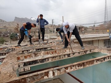 تصاویر/ تعمیر و بازسازی منازل مناطق محروم توسط طلاب جهادی حوزه علمیه استان ایلام
