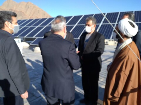 تصاویر/ بازدید مسئولان وزارت نیرو  از پروژه 20کیلوواتی انرژی خورشیدی مدرسه علمیه امام موسی کاظم( ع )برزک کاشان