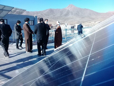 تصاویر/ بازدید مسئولان وزارت نیرو  از پروژه 20کیلوواتی انرژی خورشیدی مدرسه علمیه امام موسی کاظم( ع )برزک کاشان