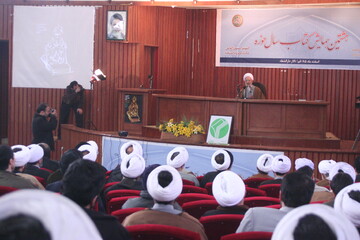تصاویر آرشیوی از هشتمین همایش کتاب سال حوزه در اسفند ماه ۱۳۸۵