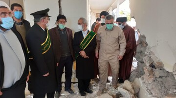 تصاویر/ دلجویی خادمان حرم بانوی کرامت از زلزله زدگان سی سخت