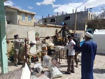 طلاب و روحانیون جهادی در میدان خدمت به زلزله زدگان سی سخت