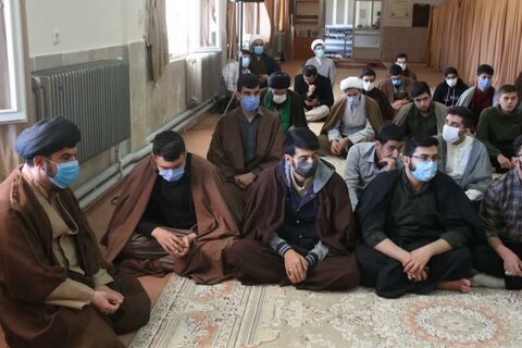 تصاویر/ سخنرانی مدیر حوزه علمیه کردستان در جمع طلاب کامیارانی