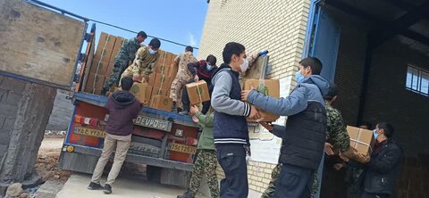 تصاویری از کمک جهادی طلاب و روحانیون به زلزله‌زدگان سی‌سخت