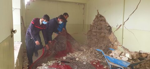 تصاویری از کمک جهادی طلاب و روحانیون به زلزله‌زدگان سی‌سخت