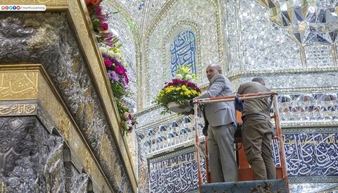 بالصور/ تزيين الشباك الشريف للإمام الحسين (ع) بالأزهار والورود احتفاء بحلول ذكرى ولادة الامام علي (ع)