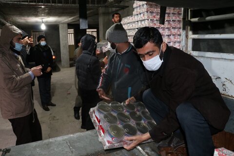 تصاویر| آماده سازی بسته های معیشتی توسط طلاب جهادی شیرازی در یاسوج
