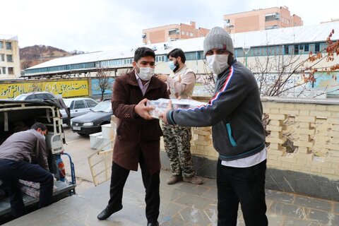 تصاویر| آماده سازی بسته های معیشتی توسط طلاب جهادی شیرازی در یاسوج