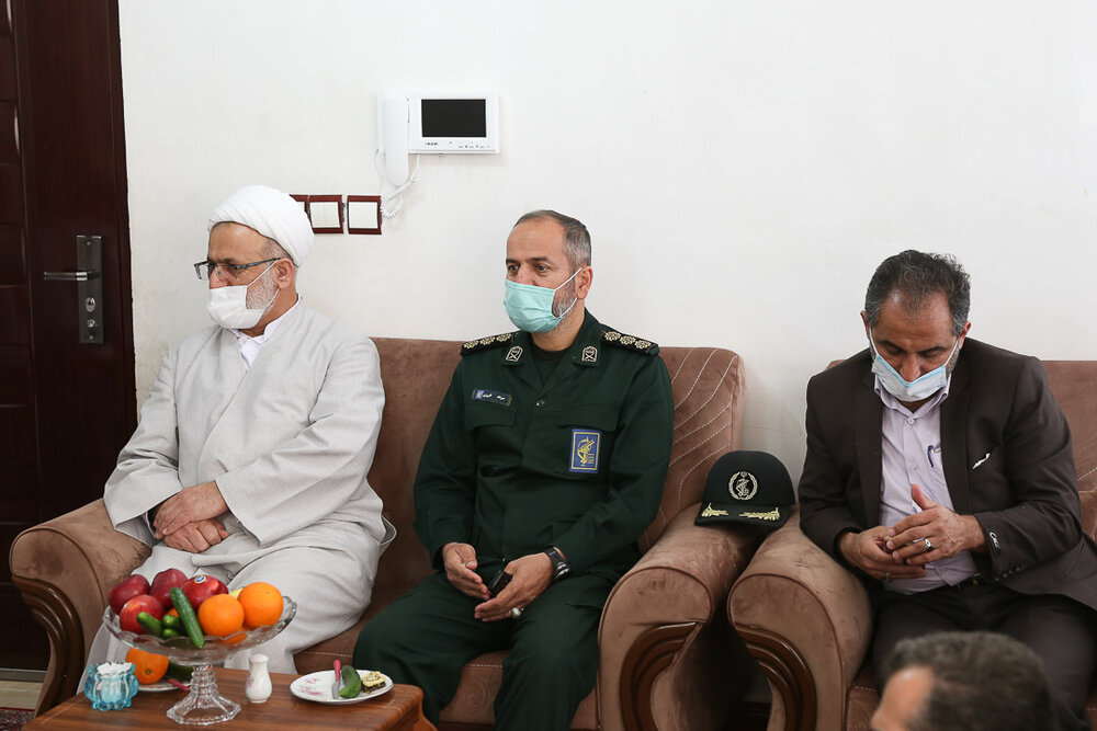جمعی از مسئولان سپاه قزوین با خانواده شهید حفظ الله عابدینی دیدار و گفت‌وگو کردند