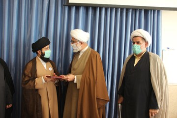 طلاب جهادی همیشه پای کار خدمات رسانی به مردم هستند