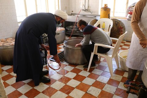 تصاویر| فعالیت طلاب شیرازی در طبخ غذای گرم برای مردم زلزله زده سی سخت