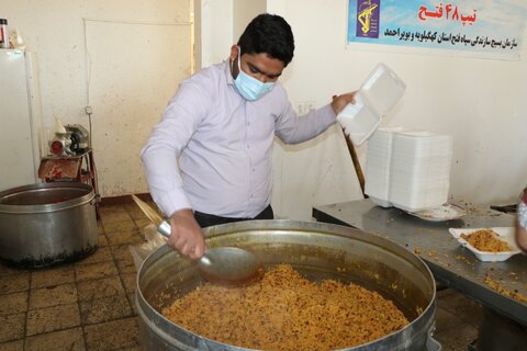 تصاویر| فعالیت طلاب شیرازی در طبخ غذای گرم برای مردم زلزله زده سی سخت