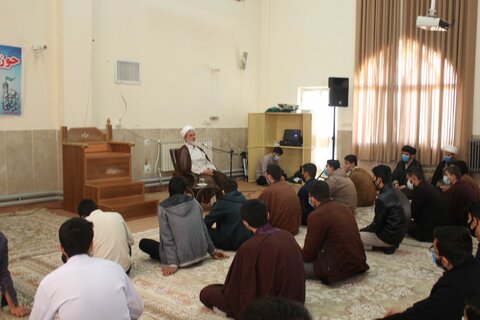 تصاویر/ مشاوره و درس اخلاق طلاب مدرسه علمیه کامیاران با حضور حجت الاسلام علی اصغر قائمی