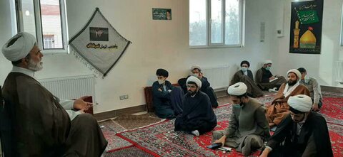 تصاویر/ جلسه مشاوره و درس اخلاق طلاب مدرسه سفیران هدایت بیجار با حجت الاسلام قائمی