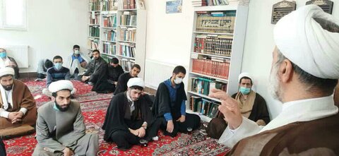 تصاویر/ جلسه مشاوره و درس اخلاق طلاب مدرسه سفیران هدایت بیجار با حجت الاسلام قائمی