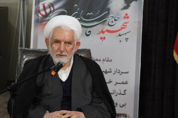 عالِم مجهز به علم و تقوا، هم طاهر است و هم مطهِر