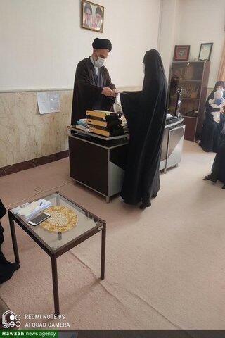 بالصور/ تكريم طلاب العلوم الدينية وأساتذة مدرسة فاطمة الزهراء (ع) من قبل إمام جمعة مدينة سلماس الإيرانية