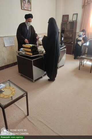 بالصور/ تكريم طلاب العلوم الدينية وأساتذة مدرسة فاطمة الزهراء (ع) من قبل إمام جمعة مدينة سلماس الإيرانية