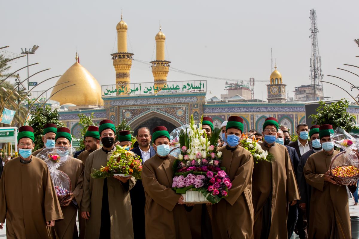 روضۂ حضرت عباس (ع) کے خدّام نے امام حسین (ع) کی ضریح مبارک کے پاس جشن میلاد کی مبارکباد پیش کی