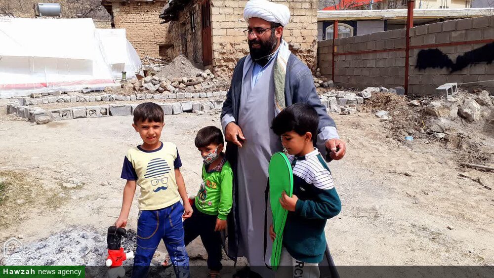 کودک سی‌سختی با دلجویی امام محله از شوک درآمد