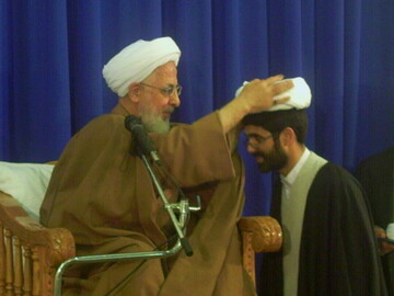 تصاویر آرشیوی از عمامه گذاری جمعی از طلاب توسط آیت الله العظمی جوادی در فروردین ۱۳۸۶