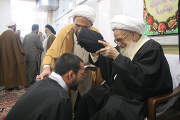تصاویر آرشیوی از عمامه گذاری طلاب به دست آیت الله العظمی صافی در فروردین ۱۳۸۶
