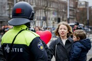 افسران پلیس نژادپرست هلندی ، پلیس قاتل مسلمان را تحسین کردند