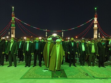 نماز جماعت به امامت آیت الله العظمی نوری همدانی در جمکران/قم در شب نیمه شعبان غرق در نور و سرور