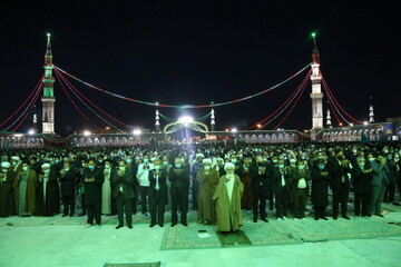 تصاویر / اقامه نماز جماعت توسط آیت الله العظمی نوری همدانی در شب نیمه شعبان در مسجد مقدس جمکران