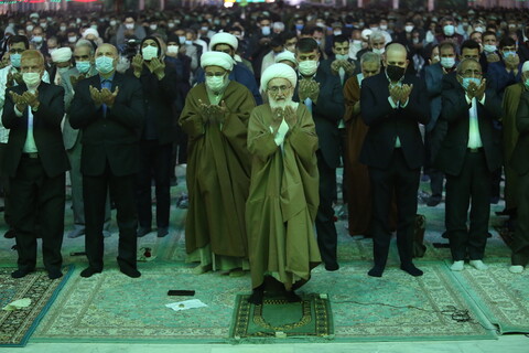 تصاویر / حضور و اقامه نماز توسط آیت الله العظمی نوری همدانی در شب نیمه شعبان در مسجد مقدس جمکران