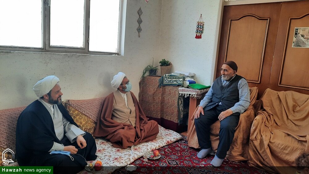 مدیران حوزه برادران و خواهران استان سمنان با خانواده شهید مؤمنیان دیدار کردند + عکس