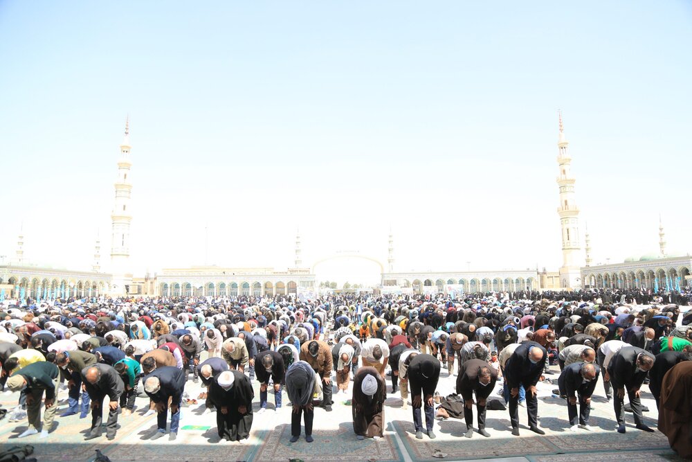 اقامه نماز جماعت ظهر نیمه شعبان در جمکران