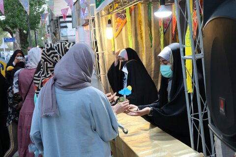 تصاویر| برپایی ایستگاه صلواتی و توزیع 400 بسته فرهنگی طلاب جهادی قرارگاه عمار