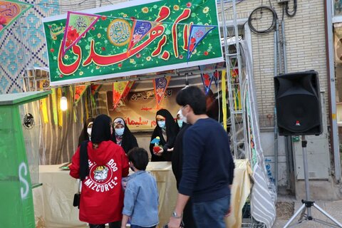 تصاویر| برپایی ایستگاه صلواتی و توزیع 400 بسته فرهنگی طلاب جهادی قرارگاه عمار